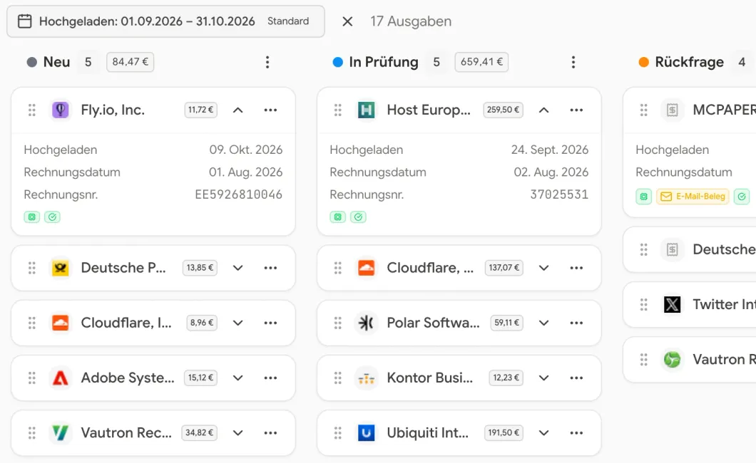 Kosts, Ausgaben in der Kanban-Ansicht: 17 Ausgaben aus zwei Monaten in den Phasen Neu, In Prüfung und Rückfrage, darunter ein E-Mail-Beleg.