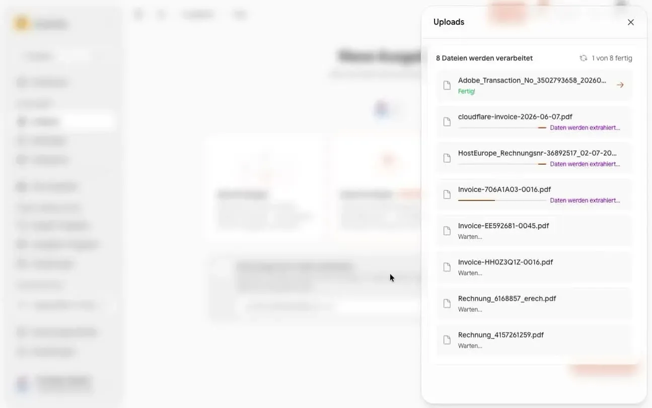 Die Upload-Liste in Kosts: acht Rechnungen werden verarbeitet, eine ist fertig, bei dreien werden gerade die Daten extrahiert, die übrigen warten