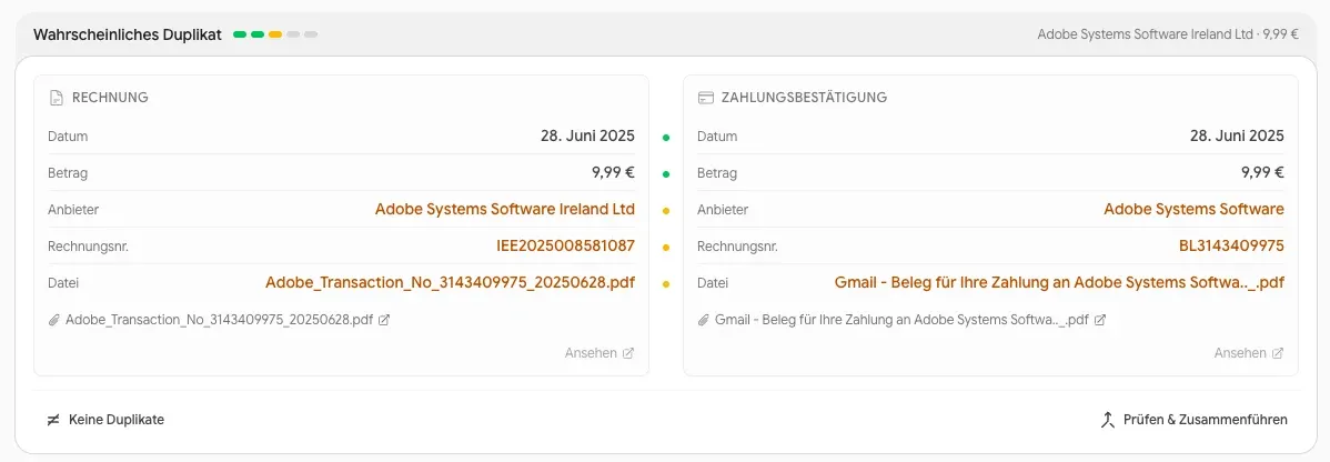 Die Duplikat-Prüfung in Kosts: eine Rechnung und eine Zahlungsbestätigung von Adobe nebeneinander, Feld für Feld verglichen. Datum und Betrag stimmen überein, Anbietername, Rechnungsnummer und Datei weichen ab.