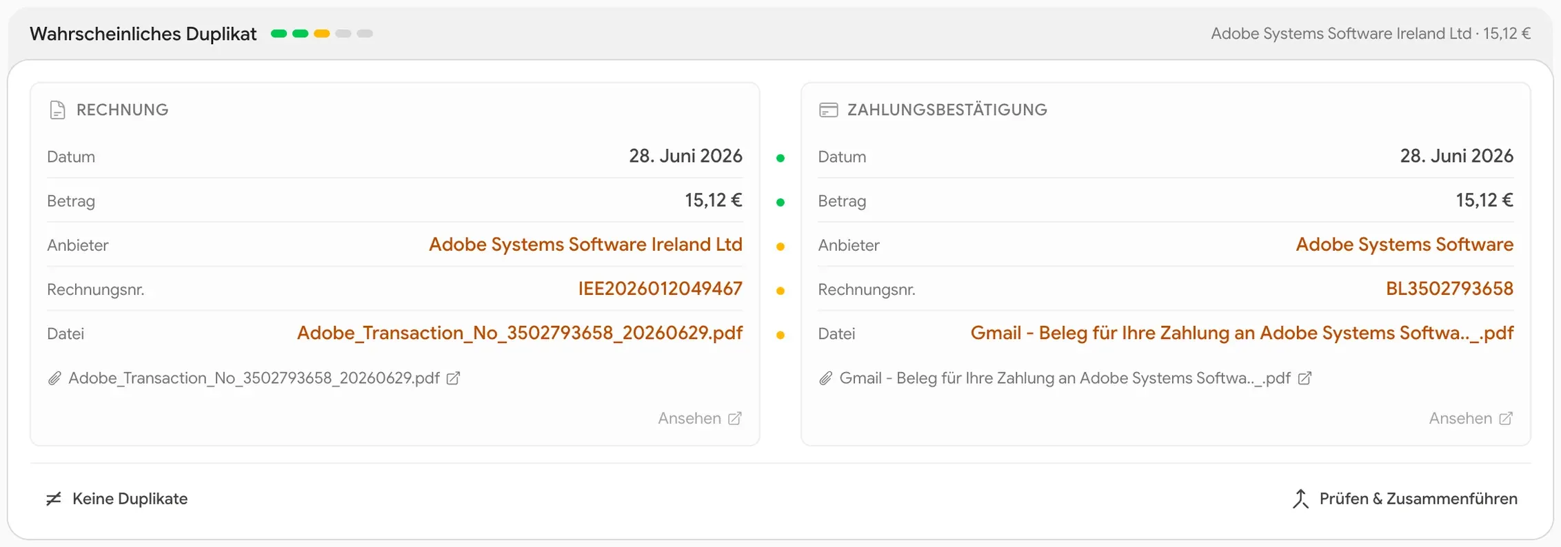 Die Duplikat-Prüfung in Kosts: eine Rechnung und eine Zahlungsbestätigung von Adobe nebeneinander, Feld für Feld verglichen. Datum und Betrag stimmen überein, Anbietername, Rechnungsnummer und Datei weichen ab.