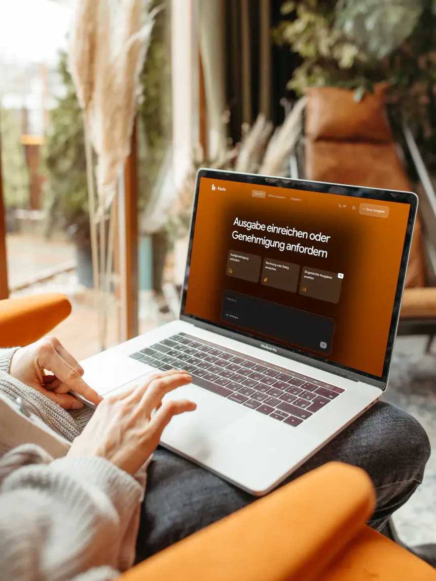 Ein Laptop auf einem Schreibtisch im Homeoffice